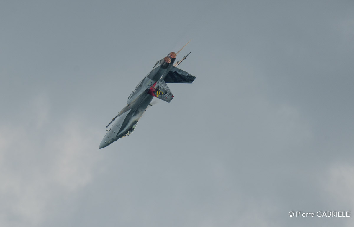 f18-a74_03647