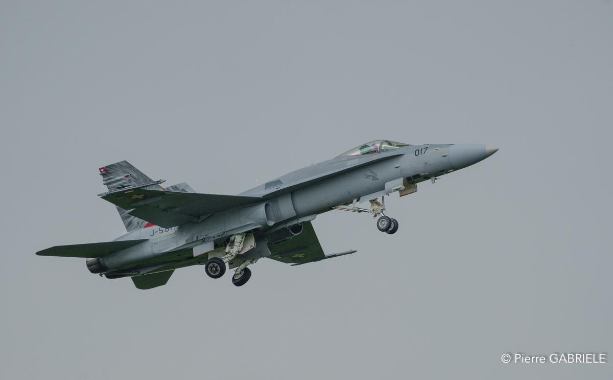 f18-a74_03651