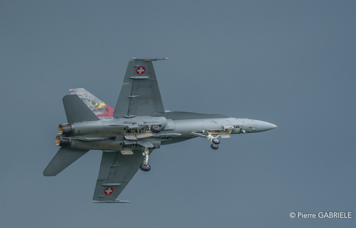 f18-a74_03654