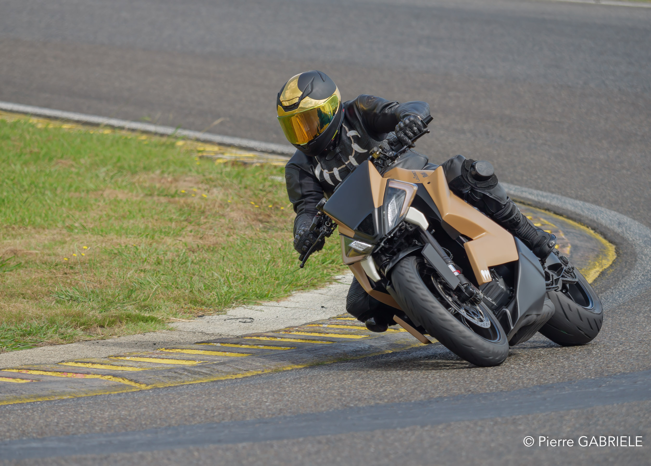 demo-pro-gh6_6237-topaz.jpg