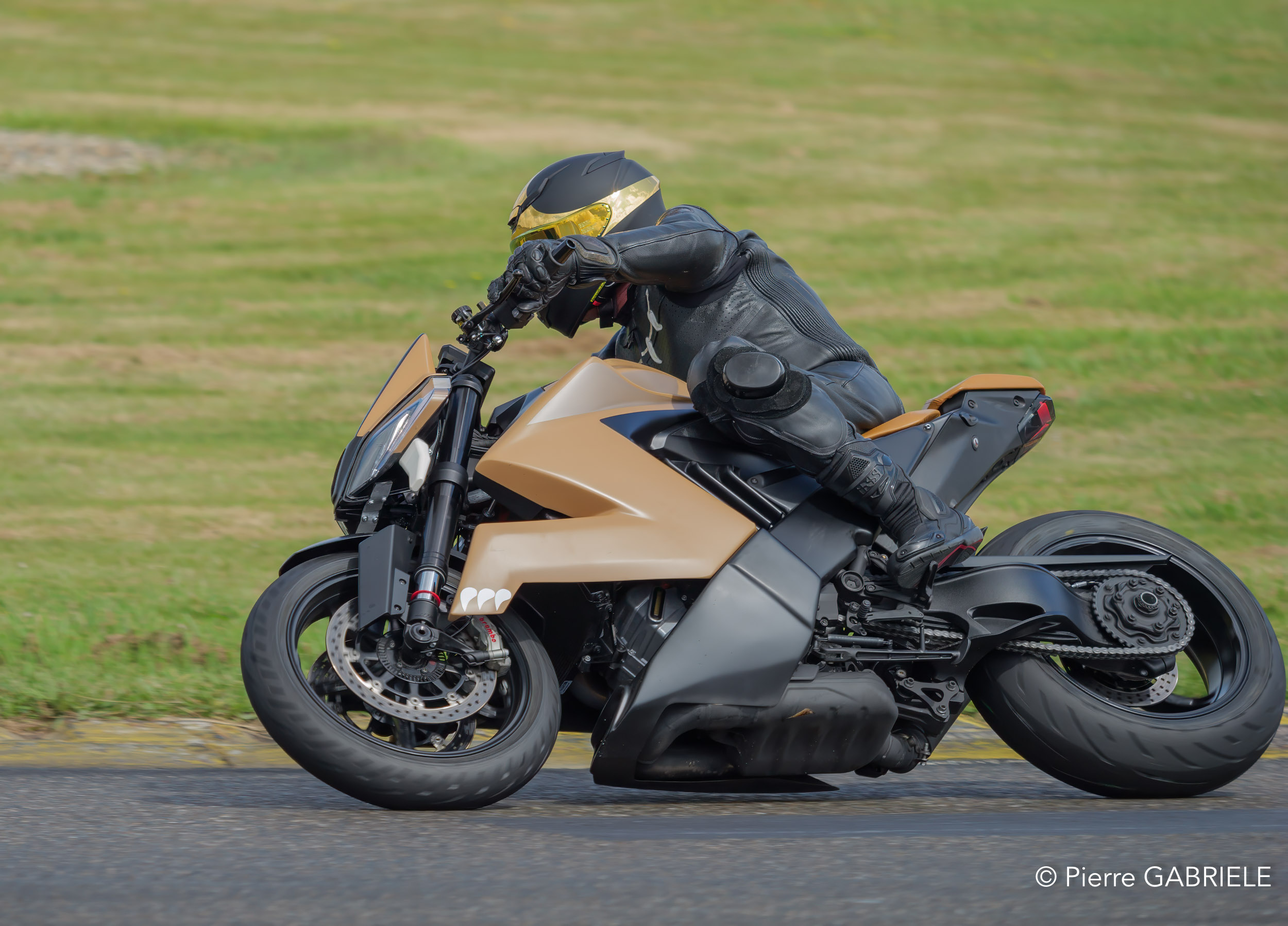 demo-pro-gh6_6258-topaz.jpg